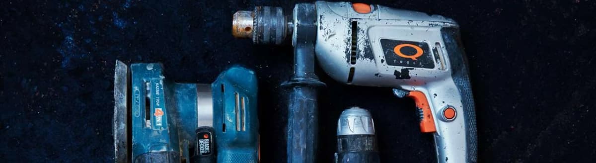 Elektrisk pussemaskin og drill. Foto.