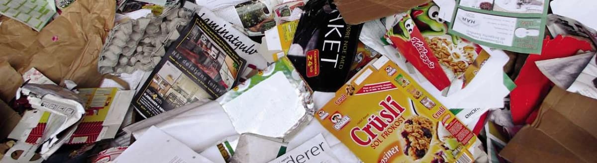 Avfall av papp og papir. Foto.