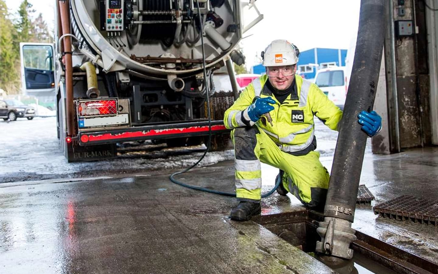 Arbeider som gjennomfører tømming hos en kunde. Foto.