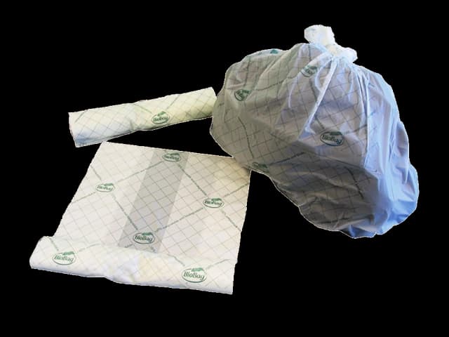 Biosekk på rull og pose med avfall. Foto.