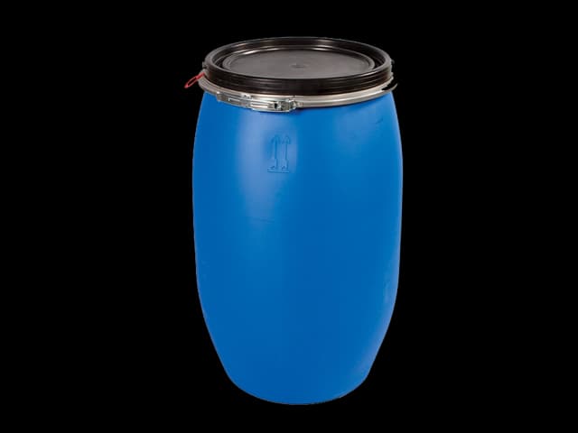 Blått plastfat med lokk for farlig avfall. Foto.