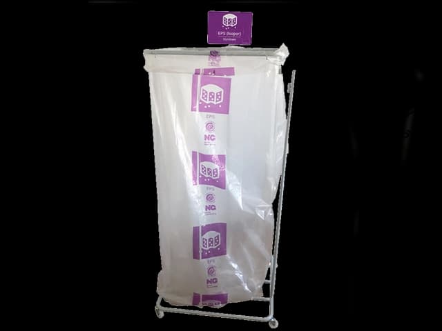 Gjennomsiktig plastsekk lilla trykk festet i søppelstativ. Foto.