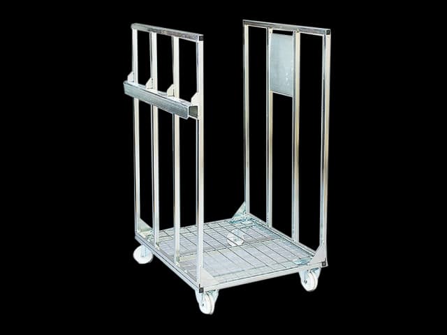 Bur i stål med hjul. Foto.