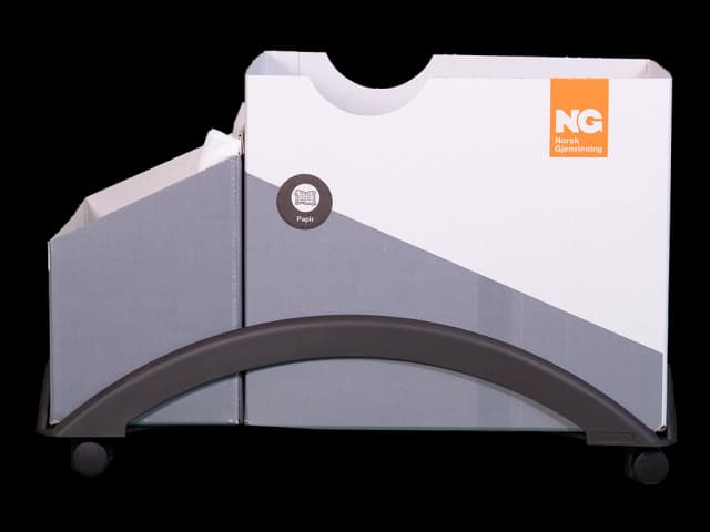 Miljøeske i kartong i stativ. Foto.