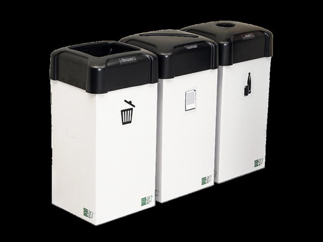 Tre avfallsbeholdere i kartong. Foto.