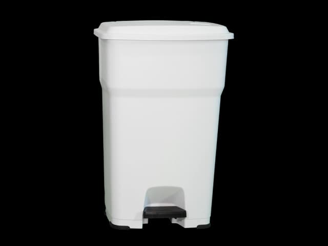 Avfallsbeholder i hvit plast med pedal og lokk. Foto.
