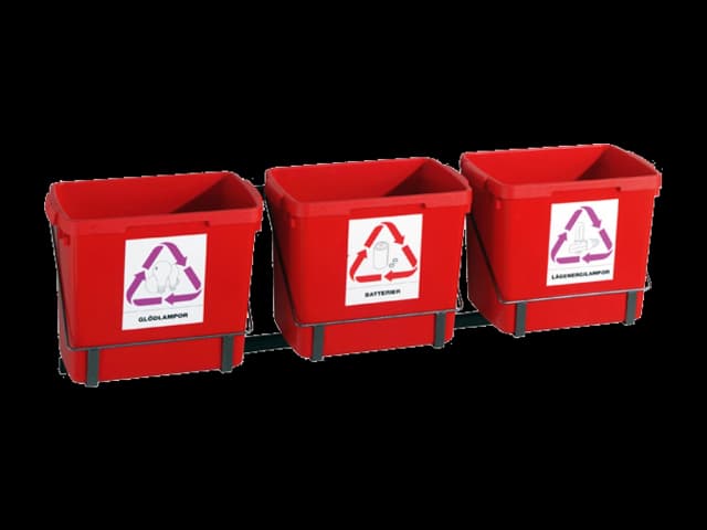 Horisontal veggholder med bokser i plast. Foto.