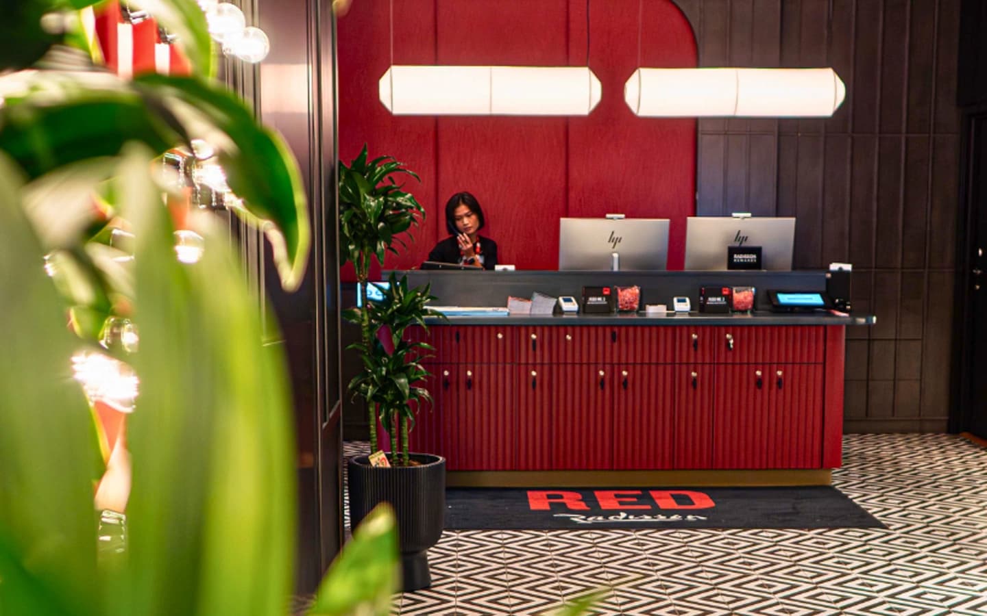 Resepsjonen på Radisson RED hotell. Foto.