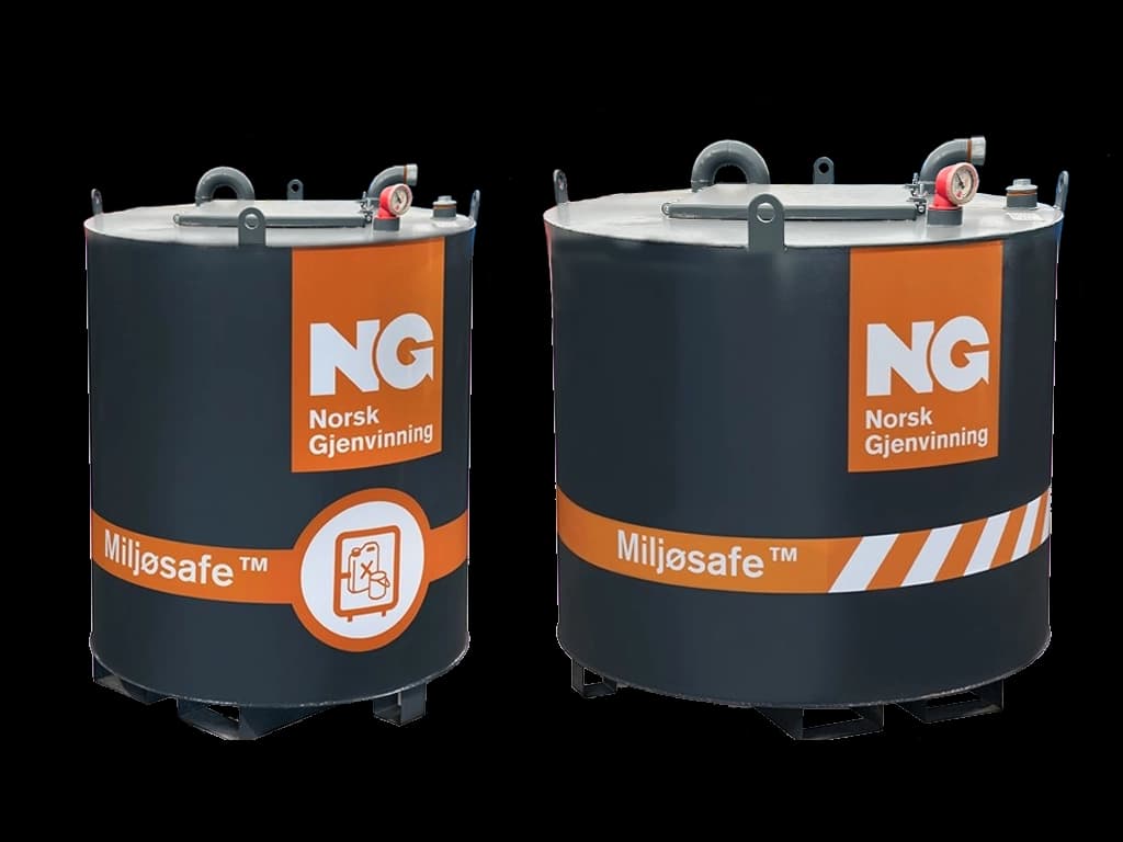 Miljøsafe: tanker i to størrelser til farlig avfall. Foto.