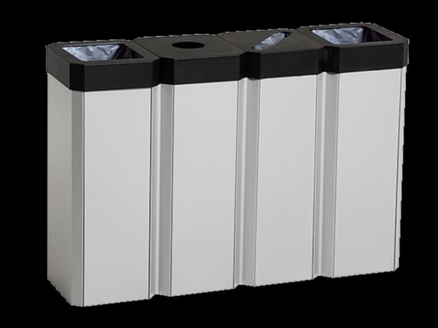 Kompakt 60 liters avfallsbeholder i sølv med sort lokk. Fire stk. sammenkoblet. Foto.