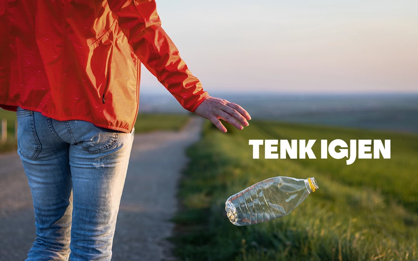 Person som kaster plastflaske i naturen. Foto. 