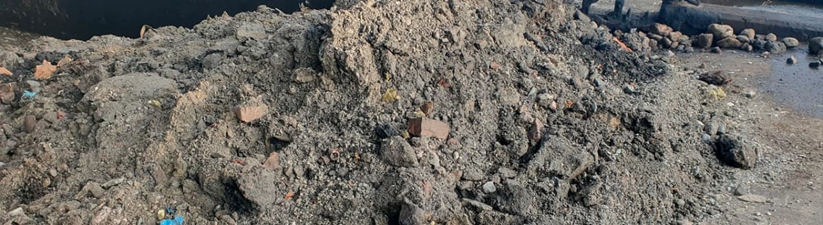 Uren masse som ligger i en haug. Foto.