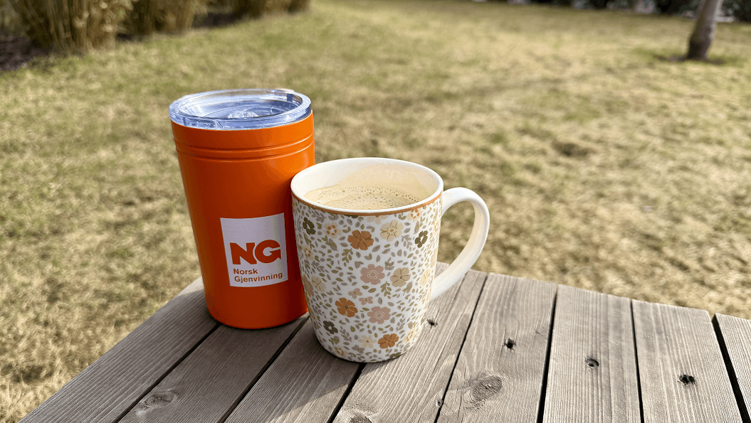 Bilde fra vårdugnad med to kaffekopper fra Norsk Gjenvinning.