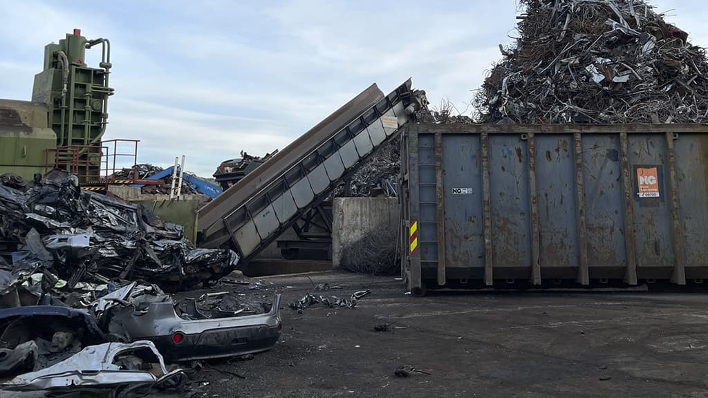Opphogd bil og annet metall på Norsk Gjenvinnings anlegg i Drammen. Foto. 