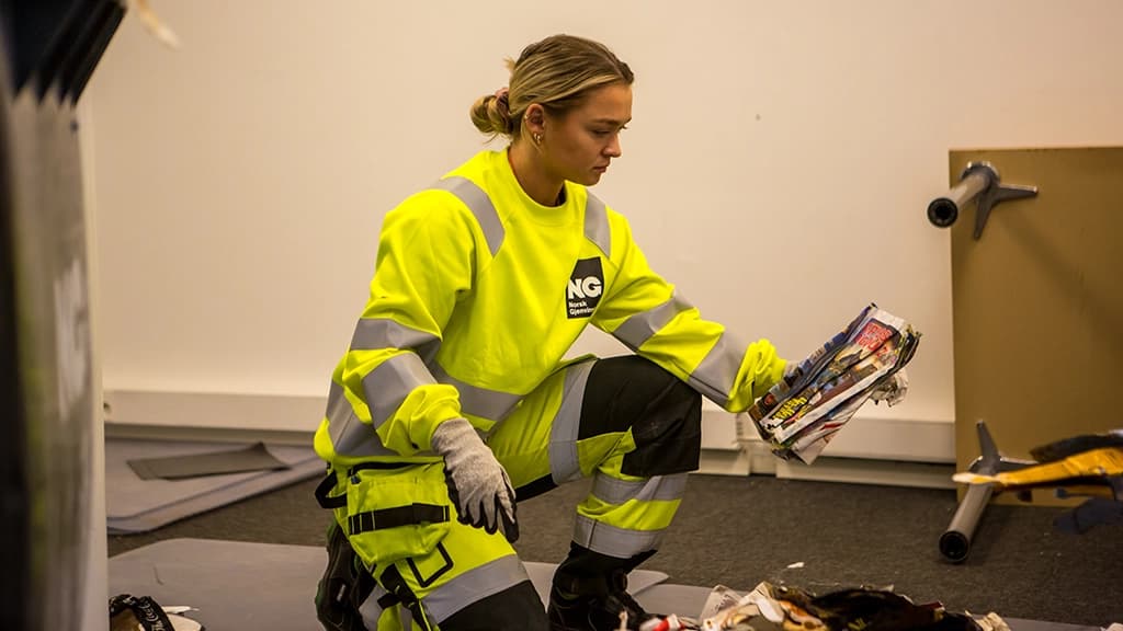 Medarbeider fra Norsk Gjenvinning utfører plukkanalyse av søppel. Foto.