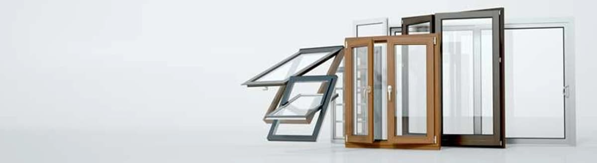 Mange vinduer oppstilt. Foto.