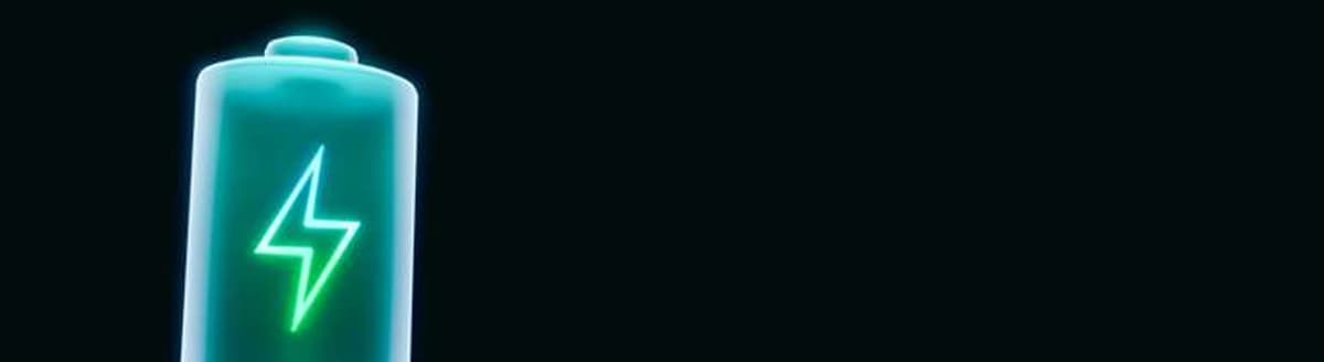 Selvlysende blått batteri med lyn på. Illustrasjon.