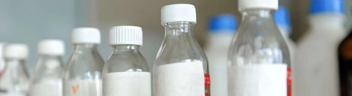 Plastflasker på rekke og rad. Foto.