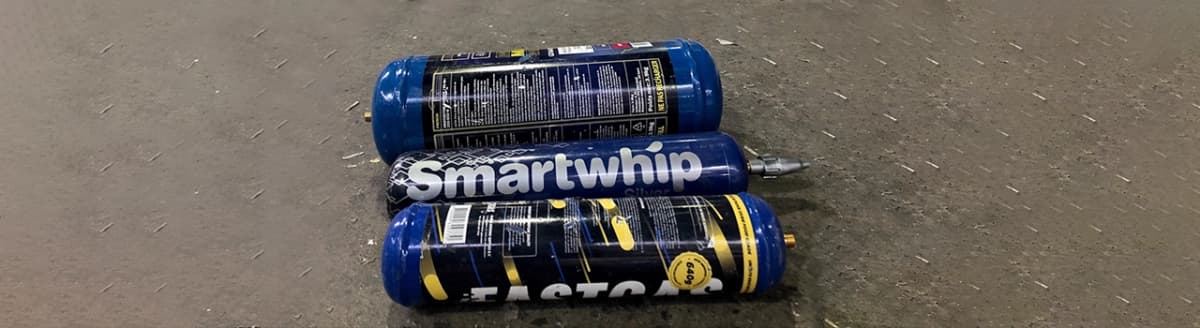 Tre lystgassflasker. Foto.