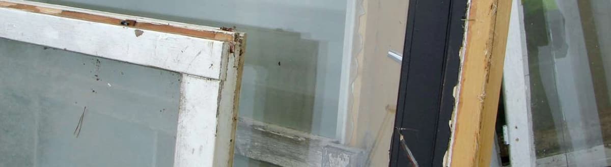 Gamle vindusglass og karmer. Foto.