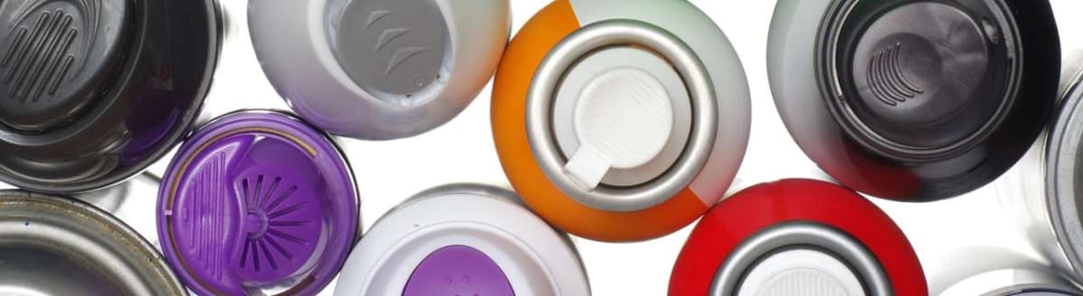 Forskjellige spraybokser sett ovenfra. Foto.