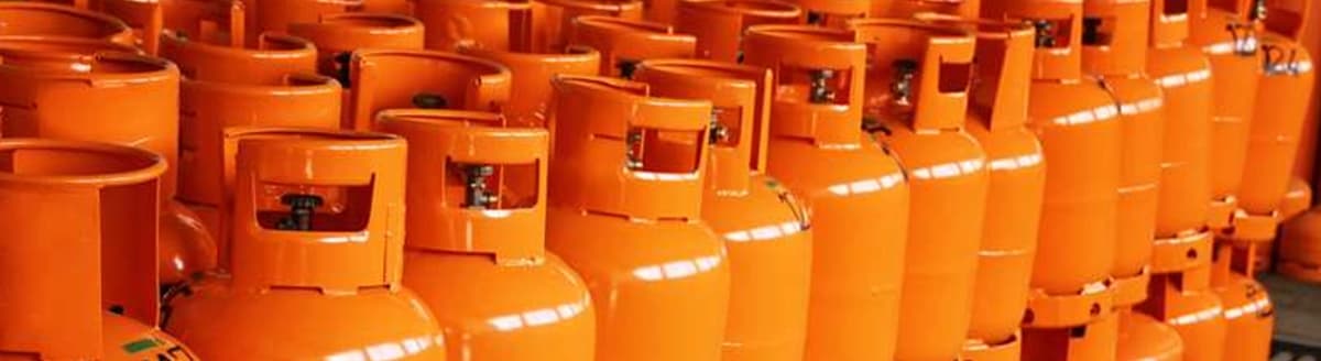 Oransje gassflasker med propan, butan og propylen. Foto.