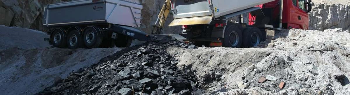 Lastebil som dumper masser. Foto.
