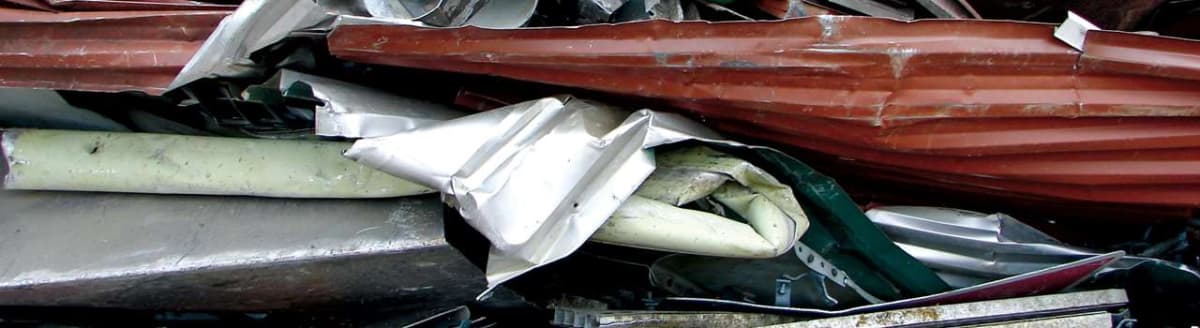 Sammenklemt aluminium. Foto.