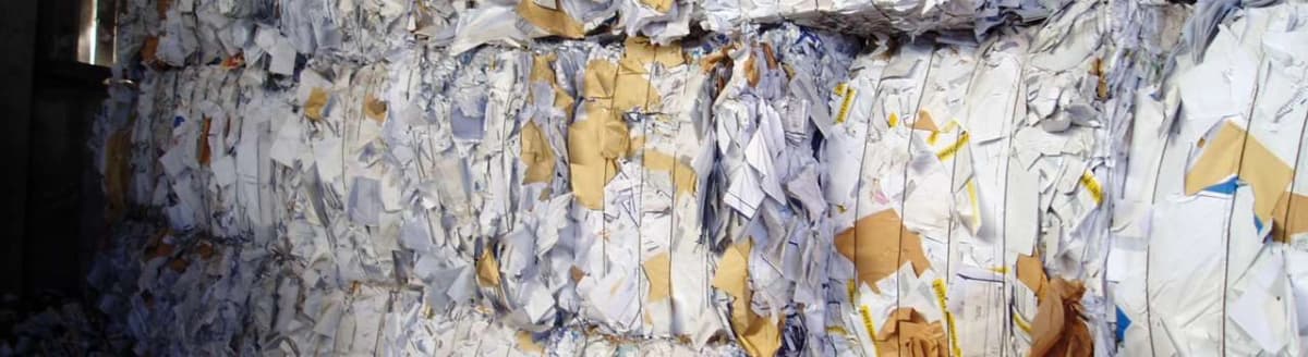 Brukt, blandet trykkeripapir buntet for salg. Foto.