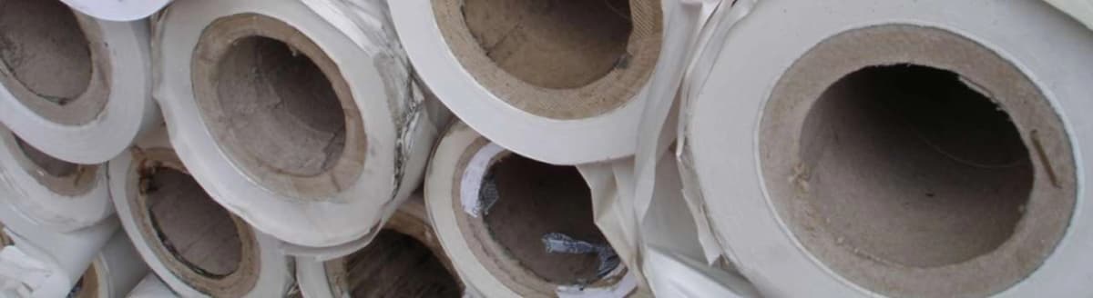 Restruller med avis- eller magasinpapir. Foto.