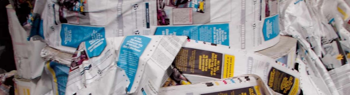 Papirruller med lyst trykk. Foto.