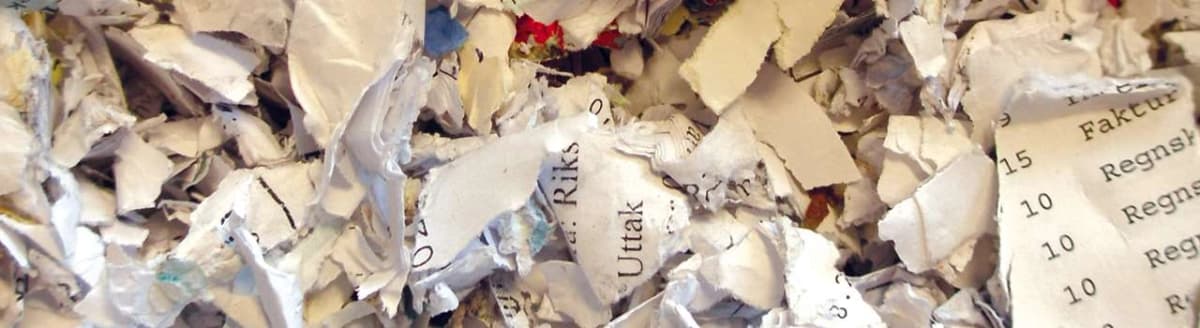 Papiravfall i biter. Foto.