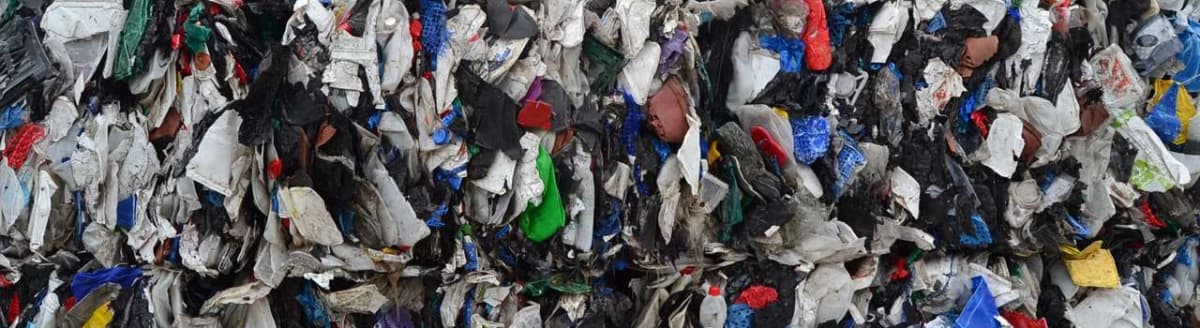 Brukt plastemballasje sammenbuntet. Foto.