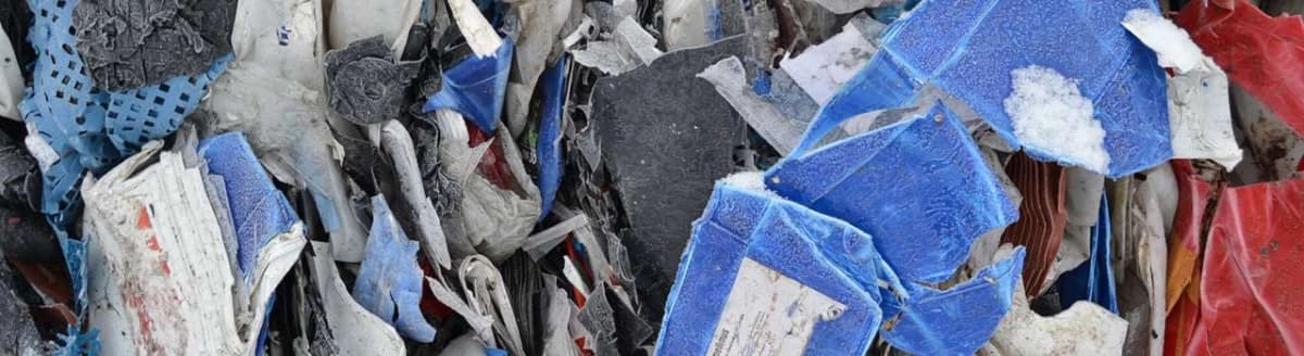 Brukt plastemballasje sammenbuntet. Foto.
