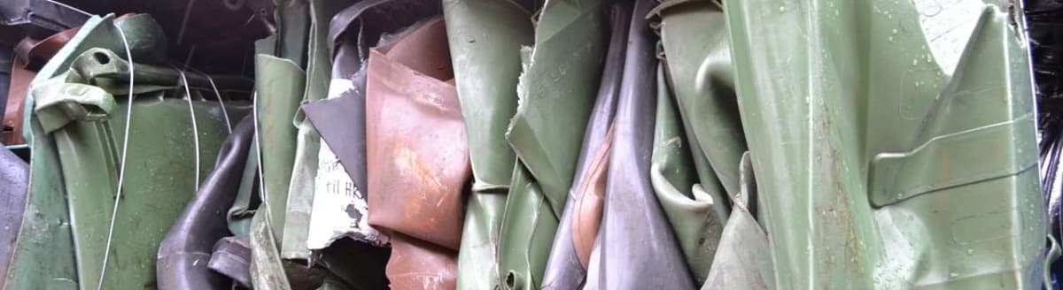 Pressede, brukte plastartikler. Foto.