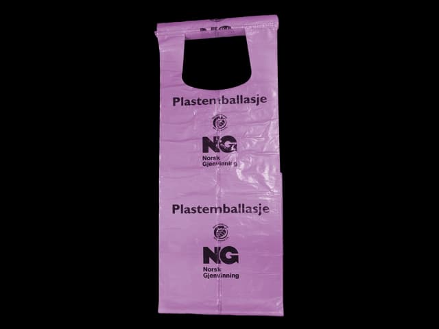 Plastpose på rull med trykk plastemballasje. Foto.