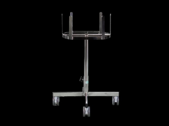 Stativ med hjul til avfallsbeholder. Foto.