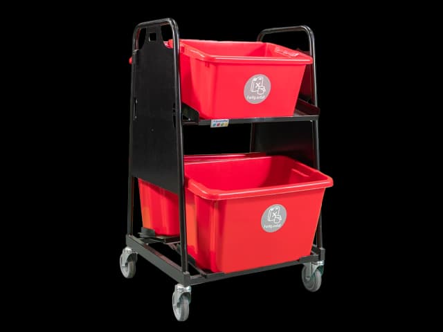 Tralle med fire hjul og fire rød plastbokser. Foto.