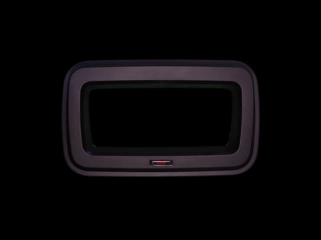 Sort plastlokk med åpent innkast. Foto.