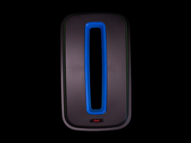 Sort plastlokk med blå papirslisse. Foto.