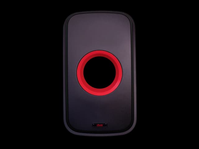 Sort plastlokk med rødt flaskeinnkast. Foto.