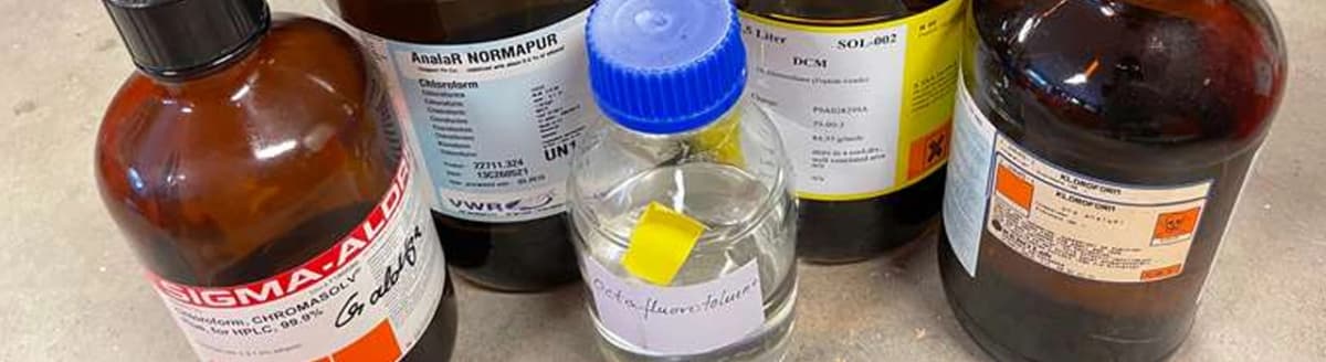 Små plast- og glassflasker med etikett og farlig innhold. Foto.