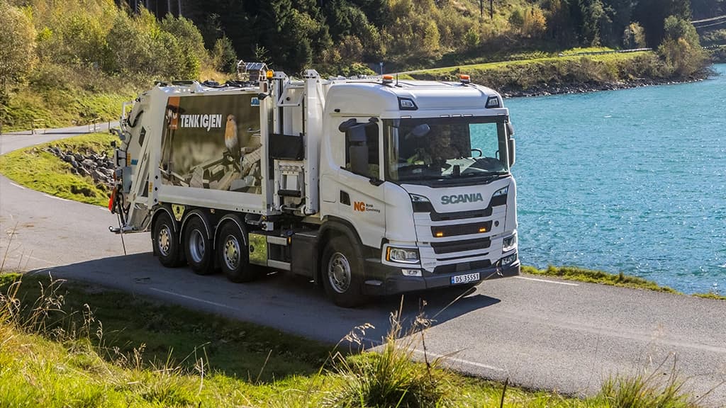 Komprimatorbil fra Norsk Gjenvinning på veien. Foto