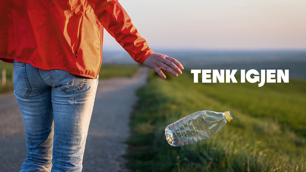 Person som kaster plastflaske i naturen. Foto.