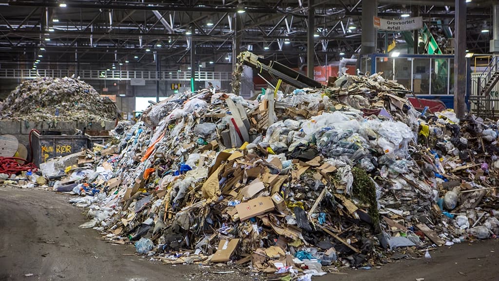 En haug med restavfall som blir sortert hos Groruddalen Miljøpark. Foto.