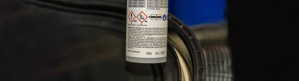 Herdere organiske peroksider i bokser, spann og flasker. Foto.