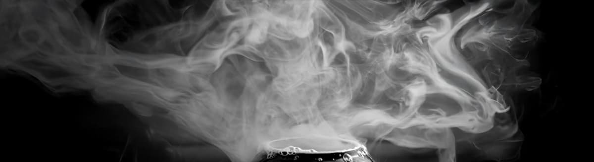 Røyk fra reaktivt stoff i en tønne. Foto.