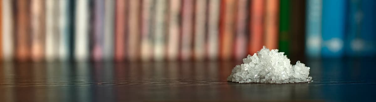 Saltkrystaller på et bord. Foto.