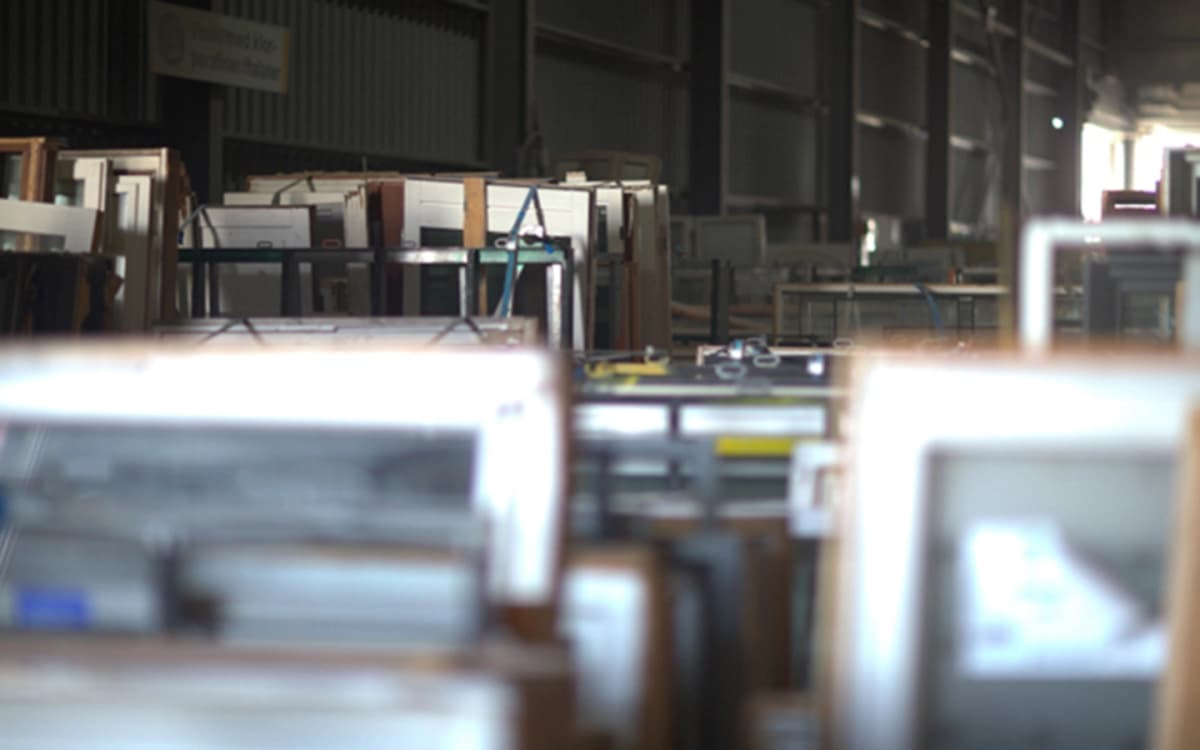 Gamle vinduer stablet på pall. Foto.