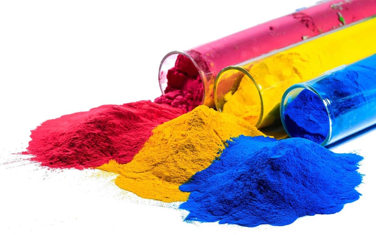 Farget pulver i reagensrør. Foto.